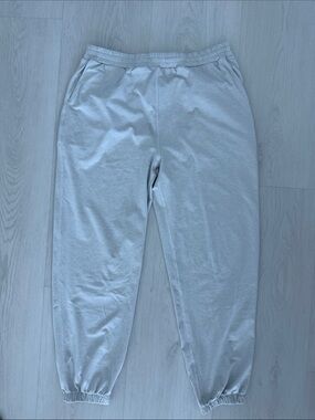 Vuori Light Gray Joggers in Size M